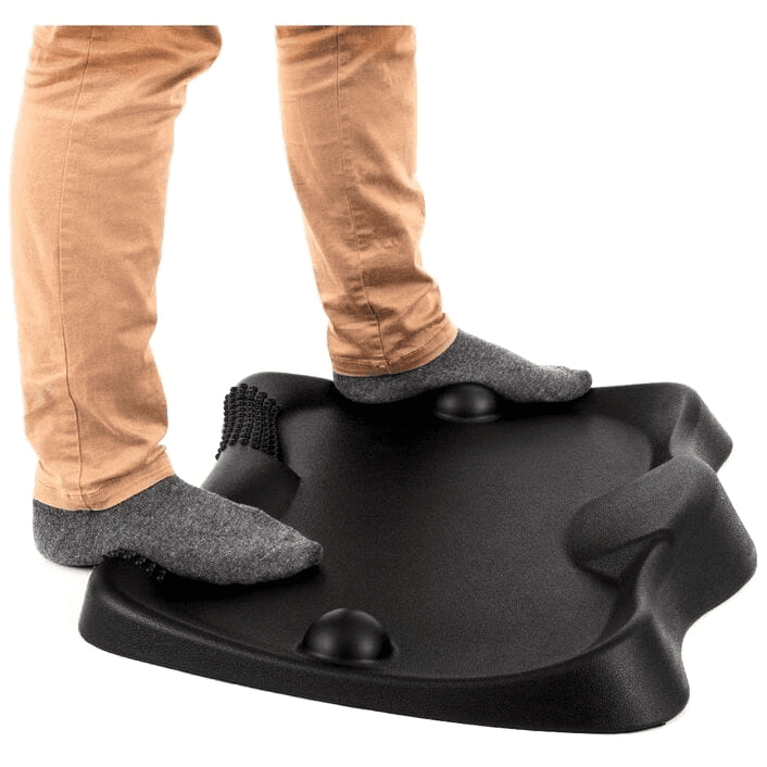 La alfombra antifatiga es esencial para trabajar parado de pie en tu standing desk. Te proporciona un inmenso alivio de presión para las articulaciones al ponerte de pie. Sentirás la diferencia de inmediato al usarlo. Tiene un diseño ergonómico con diferentes puntos de alivio de presión.