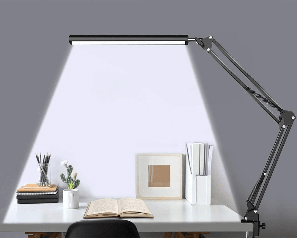 Funciona muy bien para cualquier configuración de espacio de trabajo. Tiene una fuente de luz de alta calidad para ayudar a proteger los ojos.  El brazo es largo y flexible para que puedas colocarlo en el ángulo ideal para que alumbre desde arriba.  