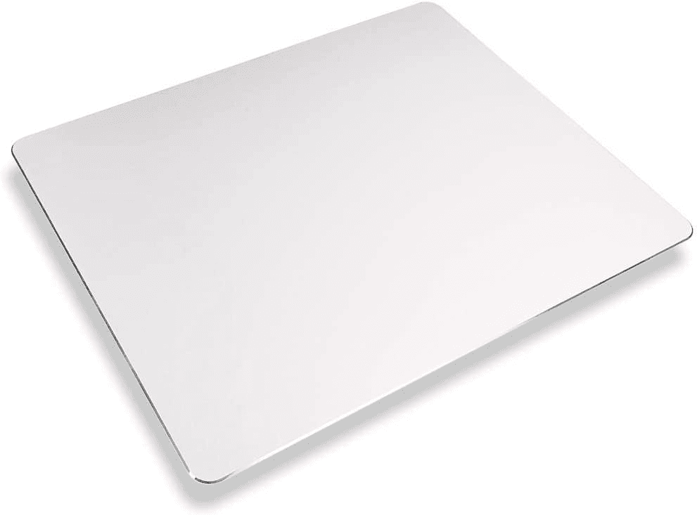 La alfombrilla de aluminio para mouse o mouse pad se ve y se siente bien con tu mouse. Ayuda a proteger tu sobre del escritorio.