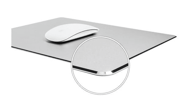 La alfombrilla de aluminio para mouse o mouse pad se ve y se siente bien con tu mouse. Ayuda a proteger tu sobre del escritorio.