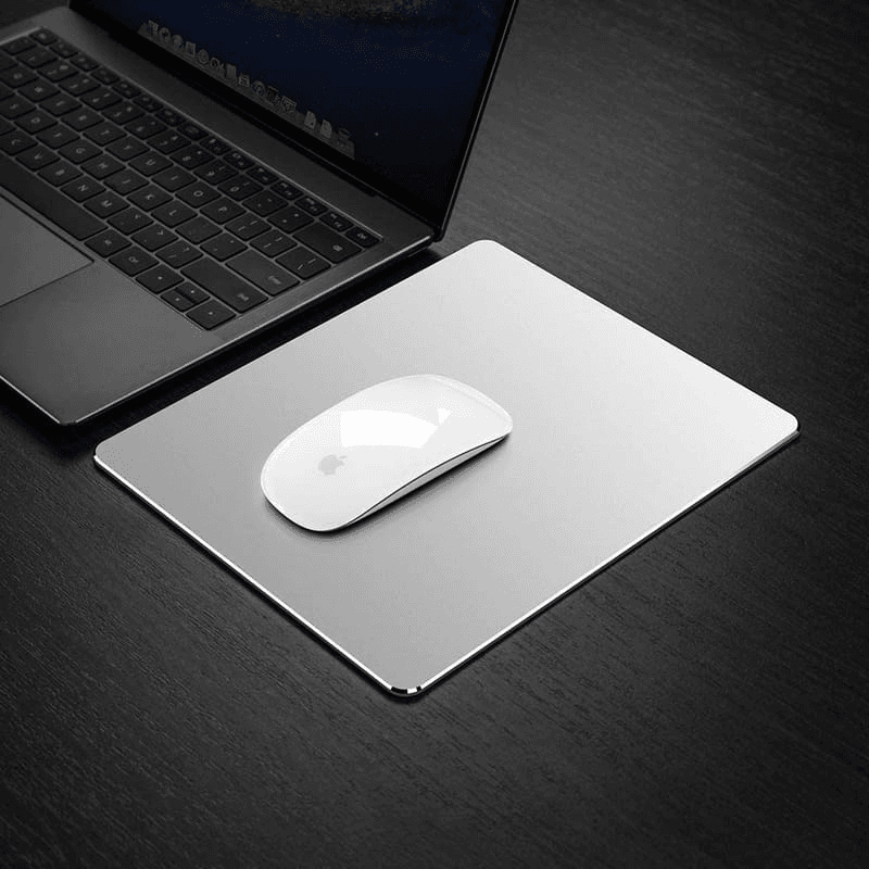 La alfombrilla de aluminio para mouse o mouse pad se ve y se siente bien con tu mouse. Ayuda a proteger tu sobre del escritorio.