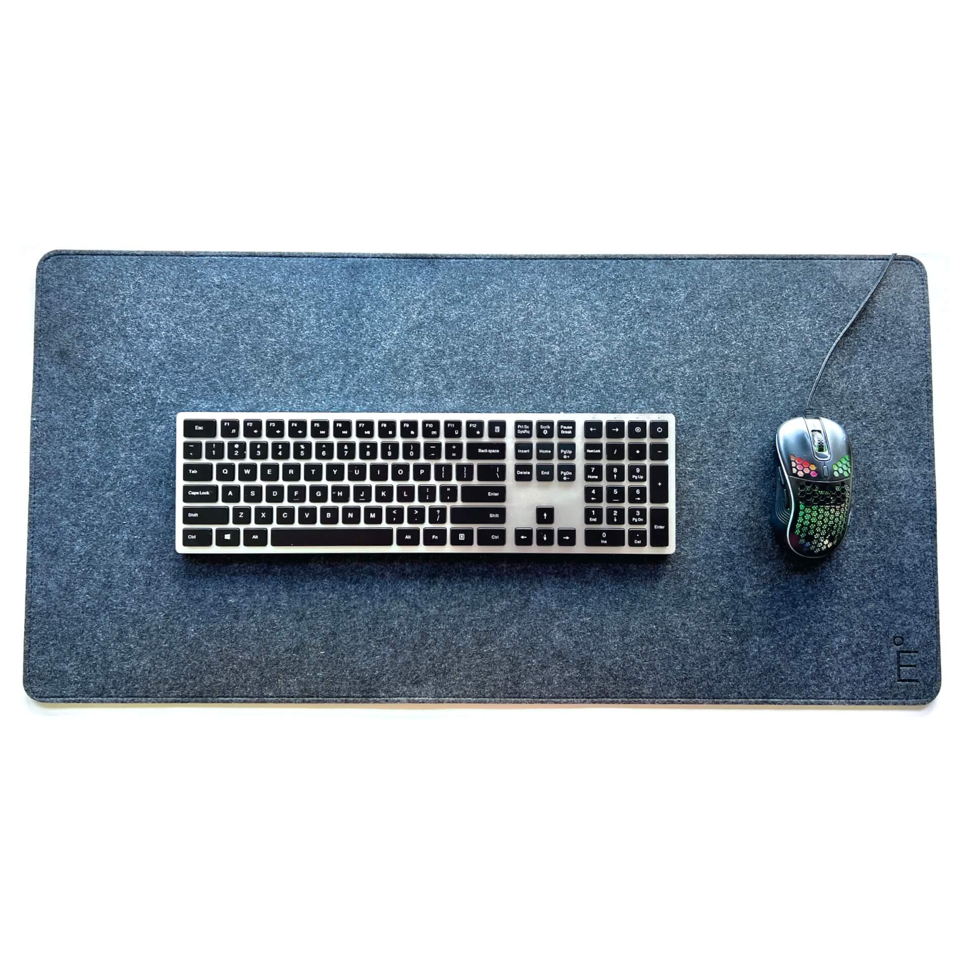 El desk pad de felpa con costuras protege tu escritorio de arañazos y proporciona una superficie más agradable para escribir y usar el mouse. Tiene el tamaño ideal de 80x40cm para que puedas colocar el teclado y mouse.