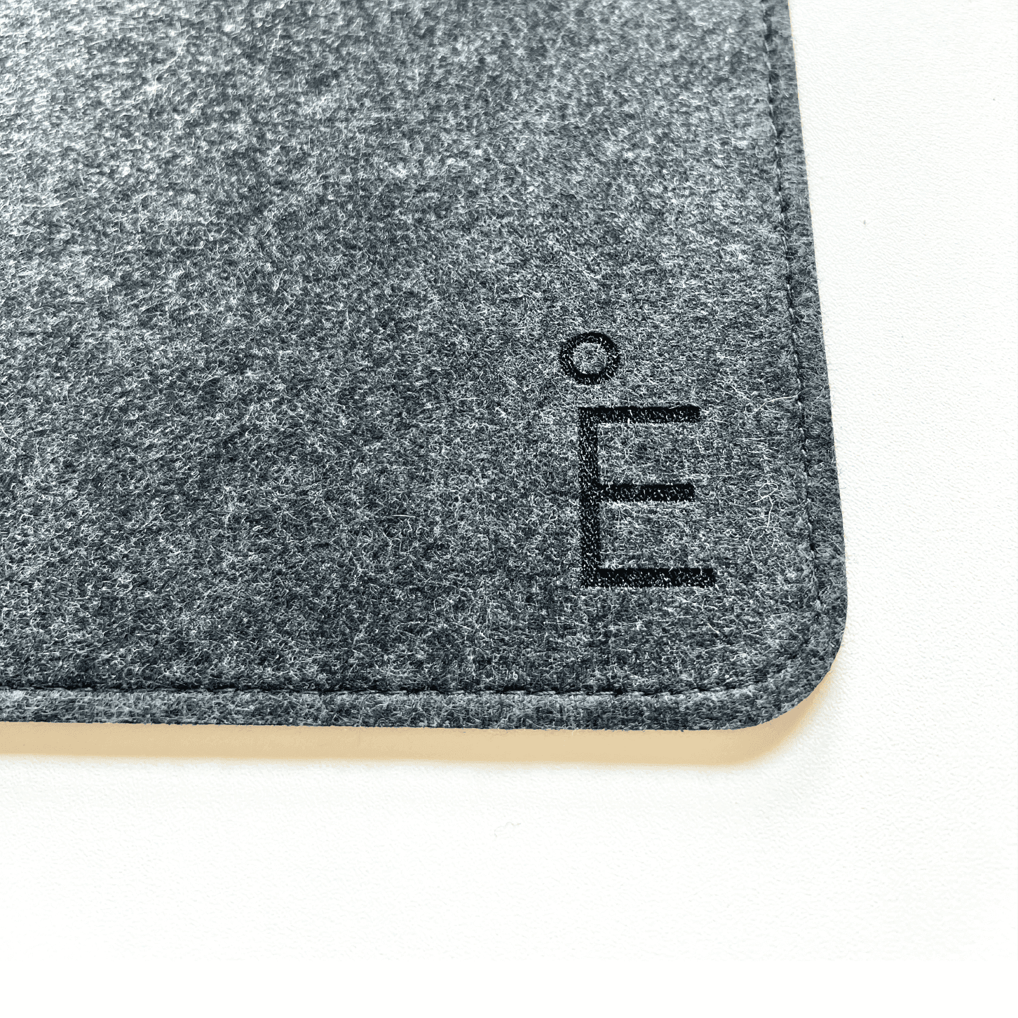El desk pad de felpa con costuras protege tu escritorio de arañazos y proporciona una superficie más agradable para escribir y usar el mouse. Tiene el tamaño ideal de 80x40cm para que puedas colocar el teclado y mouse.