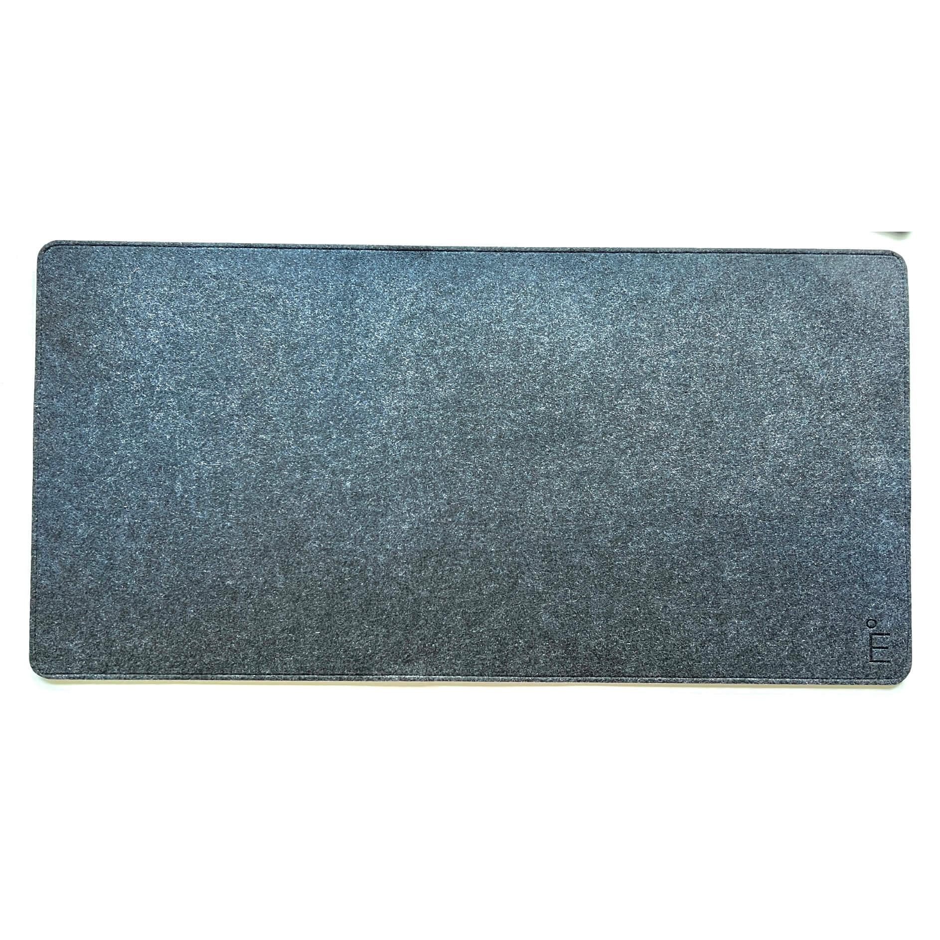 El desk pad de felpa con costuras protege tu escritorio de arañazos y proporciona una superficie más agradable para escribir y usar el mouse. Tiene el tamaño ideal de 80x40cm para que puedas colocar el teclado y mouse.