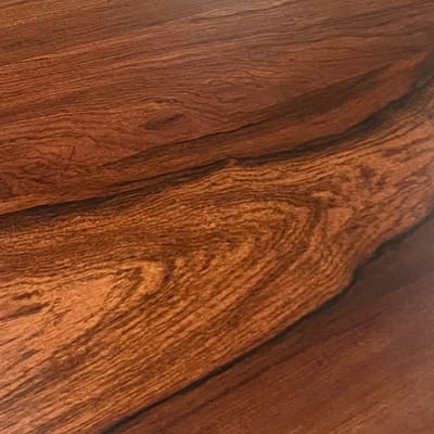 Sobre de mesa hecho de madera Teca Panameña con acabado de poliuretano semi mate. La teca es un madera bien fuerte y liviana. Es un sobre que te va a durar toda la vida.