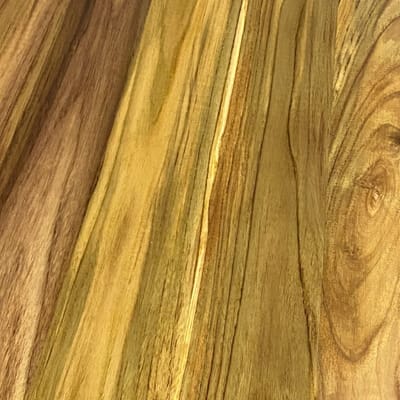 Sobre de mesa hecho de madera Teca Panameña con acabado de poliuretano semi mate. La teca es un madera bien fuerte y liviana. Es un sobre que te va a durar toda la vida.