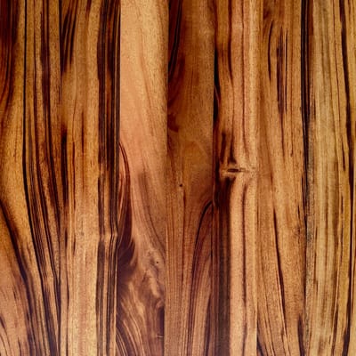Sobre de mesa hecho de madera Teca Panameña con acabado de poliuretano semi mate. La teca es un madera bien fuerte y liviana. Es un sobre que te va a durar toda la vida.